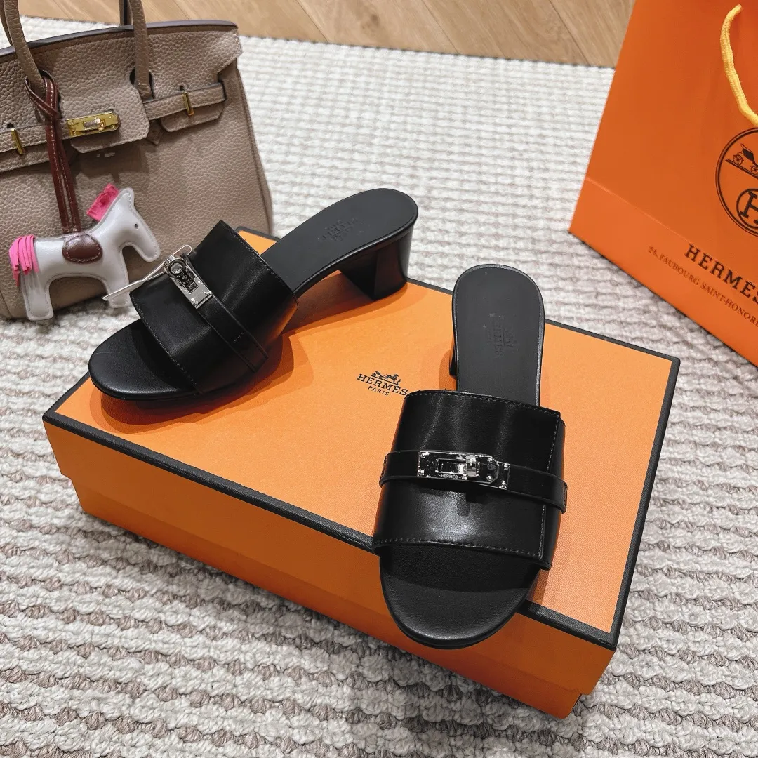 👟👟Ex-factory price 540👟👟 High version of the 2024 spring and summer new HERMES Hermès counter new style. The wedge-heeled Erjiu sandals and slippers, which have been extremely popular recently, are paired with various colorful socks. They are very trendy. Upper: cowhide. Outsole: technological imitation wood sole. Heel height: about 7cm. Size: Female 35-41 (40/41 non-refundable and non-exchangeable)